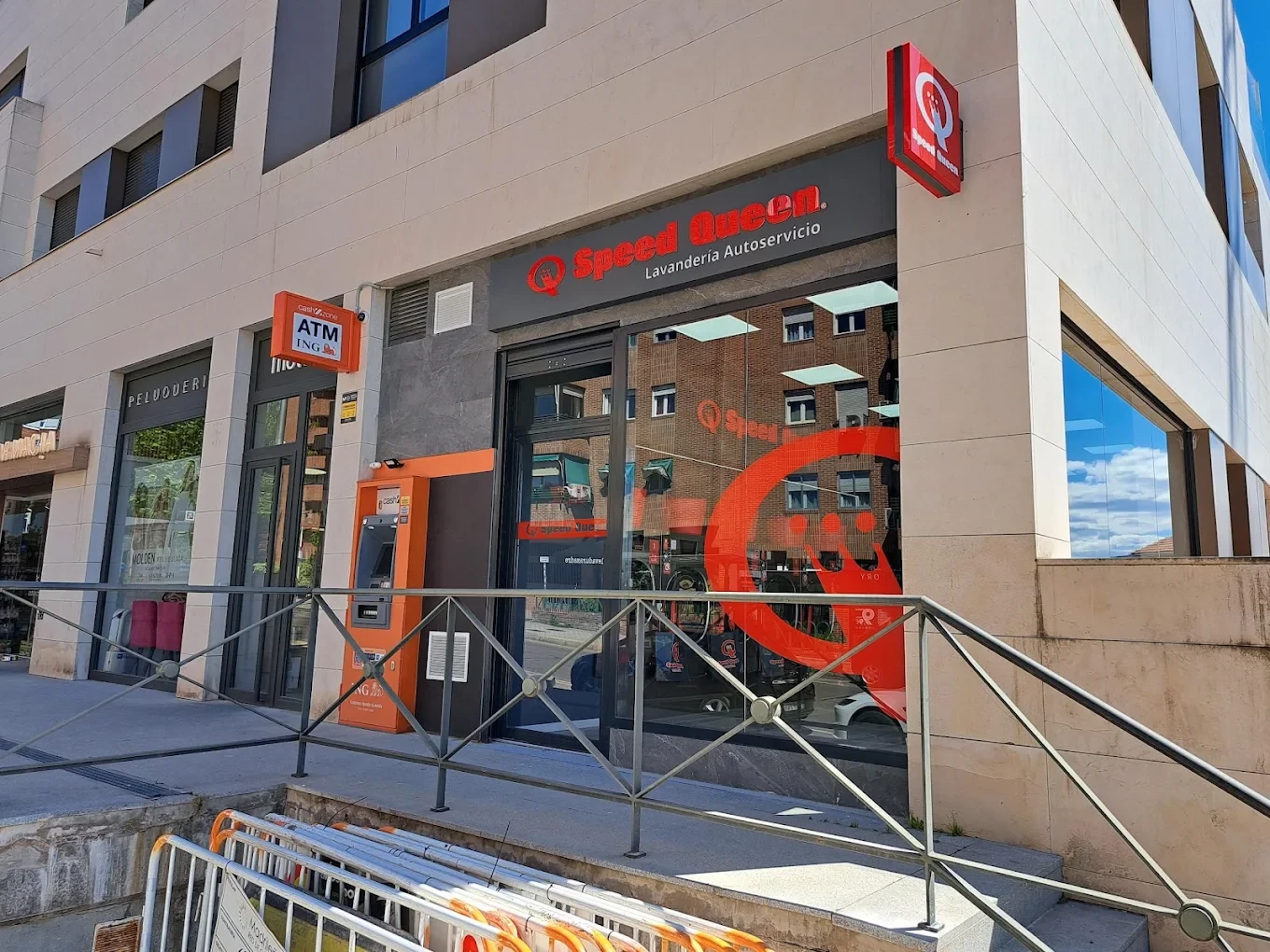 Fachada de la lavandería autoservicio en la calle Ramón Gómez de la Serna